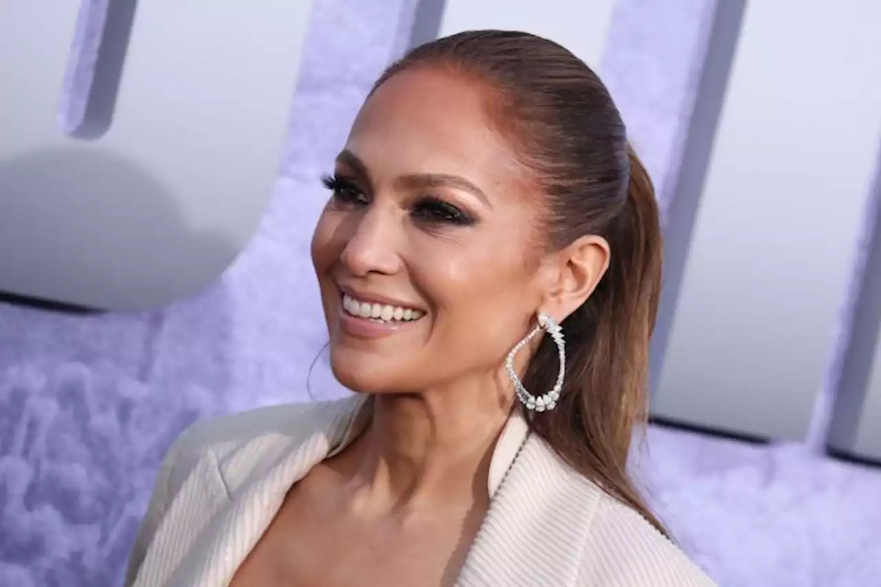 Jennifer Lopez Shows Off Her Karaoke Skills With Impromptu Performance At Restaurant In Italy