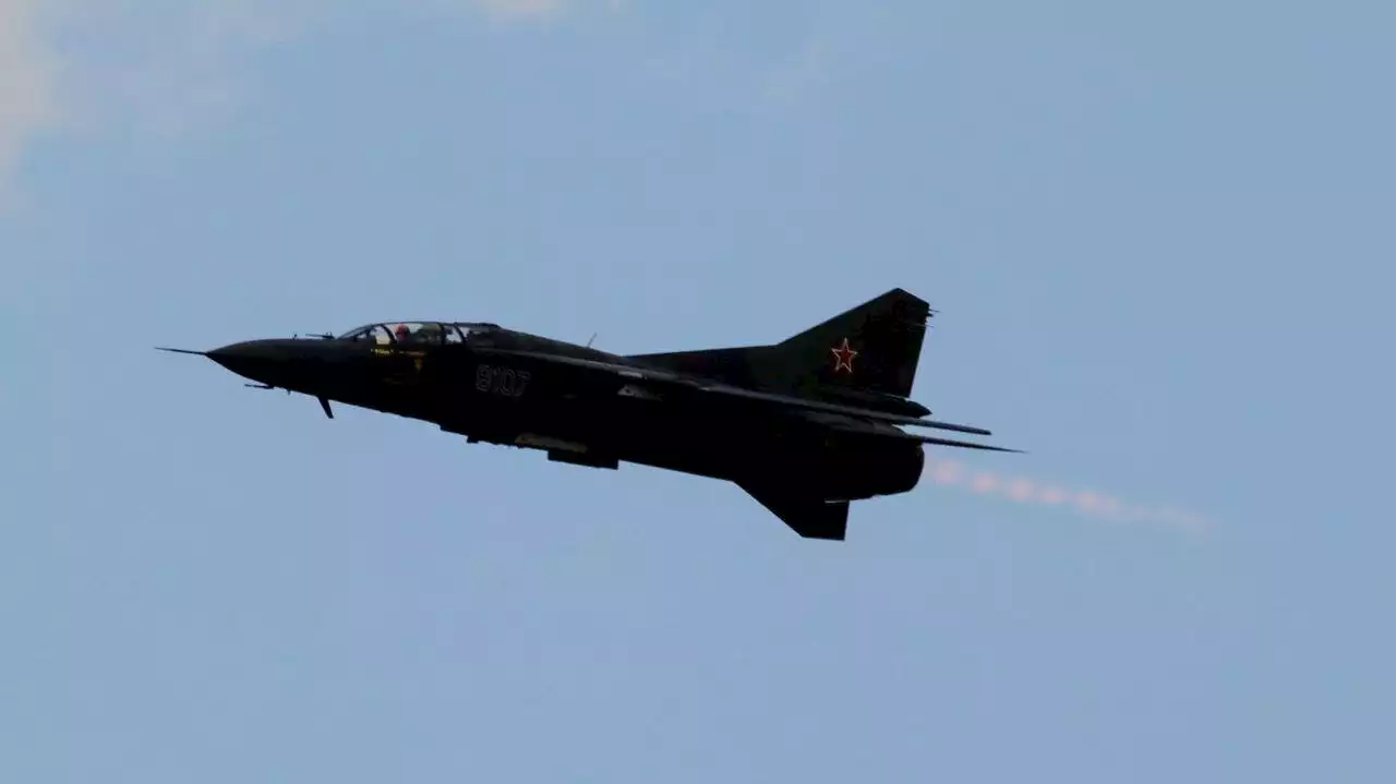 Pilots eject from crashing MiG-23 jet during Thunder Over Michigan air show: video