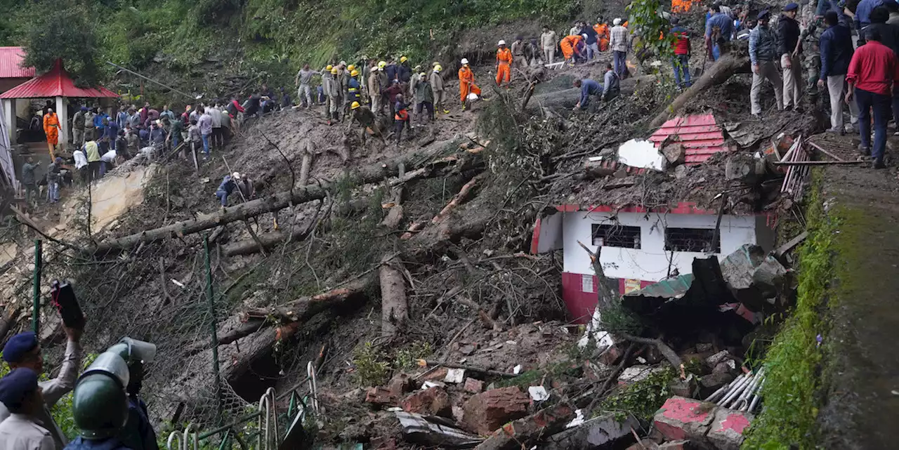 Almeno 9 persone sono morte nel crollo di un tempio nello stato dell'Himachal Pradesh, nel nord dell'India - Il Post