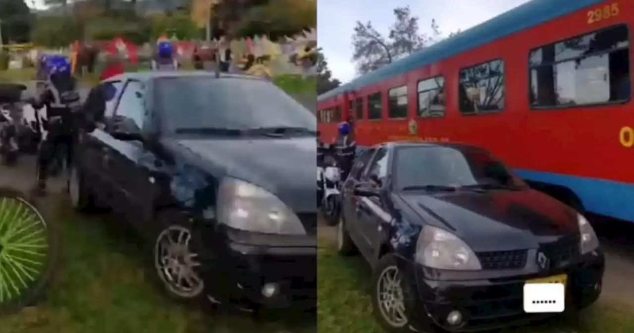 Video: tren de Bogotá casi destruye un carro que estaba mal parqueado