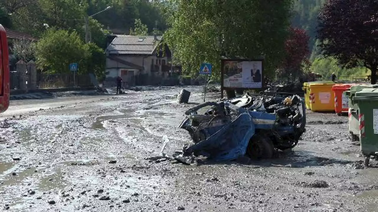 Bardonecchia, esonda il Rio Merdovine: le auto distrutte dalla furia dell'acqua