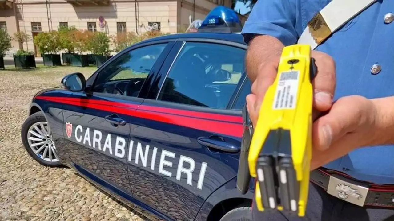 Chieti, corre nudo e i carabinieri lo fermano con il taser: 35enne muore in ambulanza. Le forze dell’ordine: “Era molto agitato, dava testate all’auto”