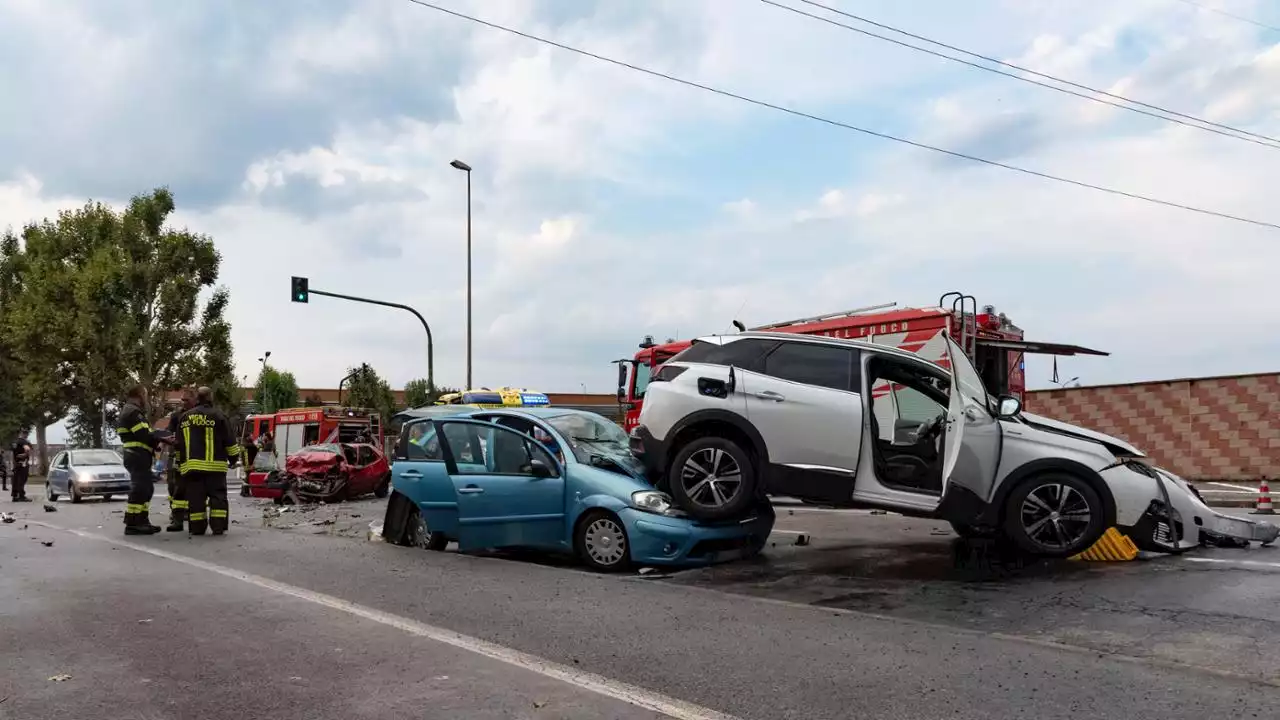 Schianto in Lungo Stura Lazio: morto un uomo di 54 anni, 4 feriti