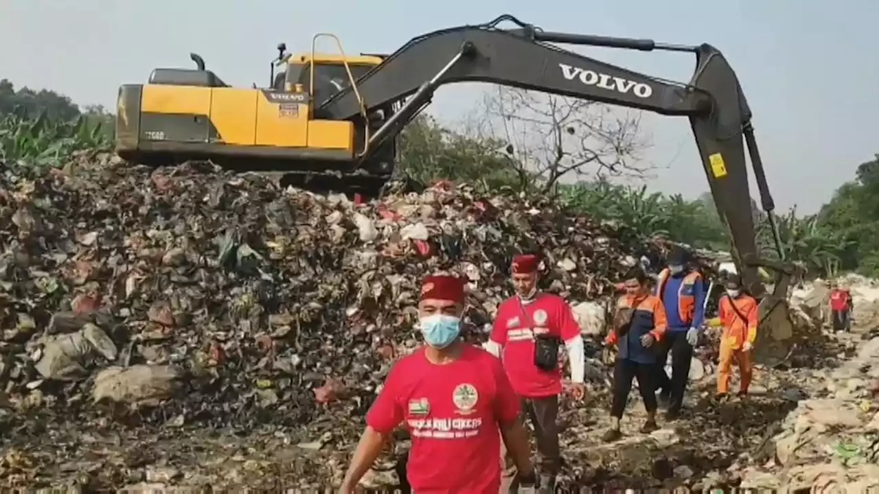 TPS Liar di Bantaran Kali Cikeas Ditutup, 500 Ton Sampah Diangkut ke TPA Sumur Batu Bantargebang