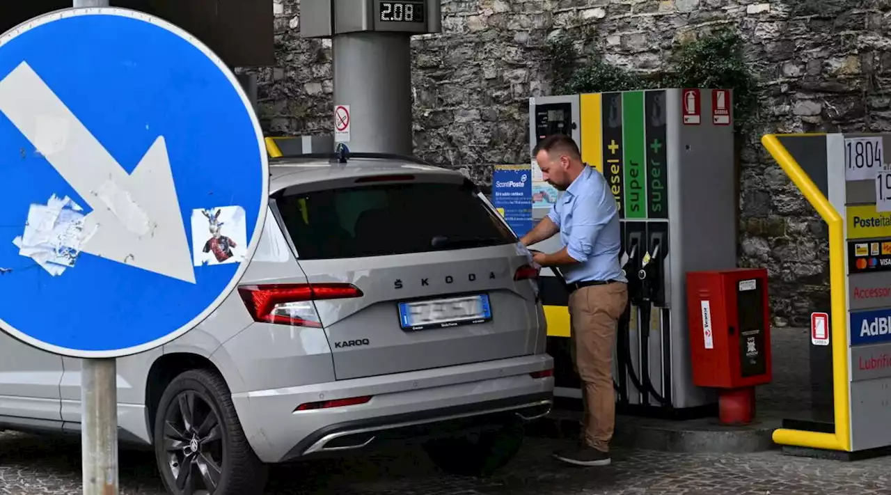 Benzina, il prezzo sale ancora: al self in autostrada la media è di 2,015 euro