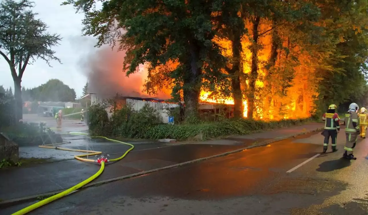 Passanten schlagen Alarm: Rauchwolke und Explosionen im Norden