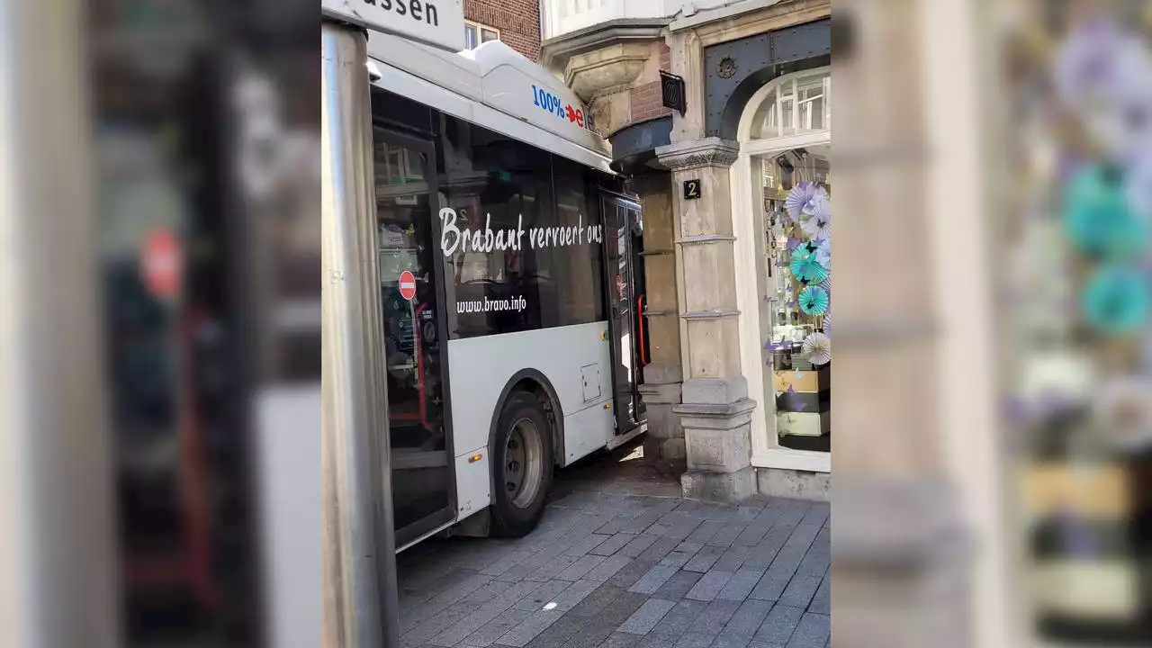 Stadsbus ramt gevel van chocoladewinkel in Den Bosch