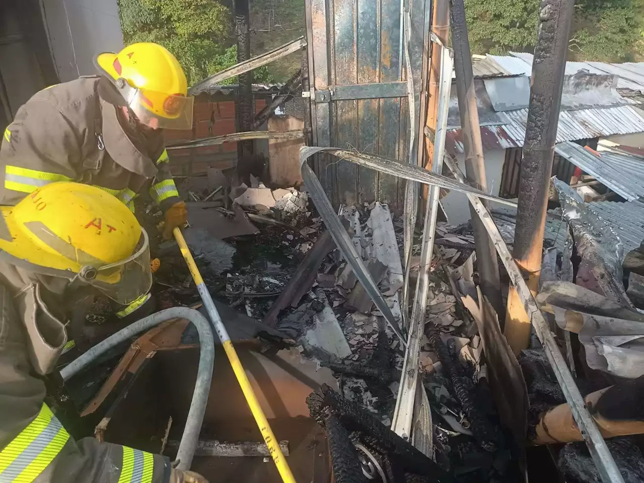 Incendio en Risaralda consumió el 70 % de una vivienda; bomberos salvan el día