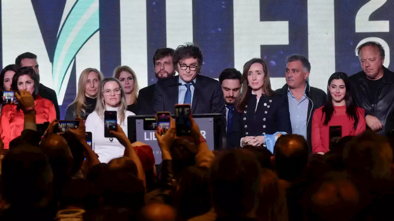 Argentine: après les élections primaires, Javier Milei, candidat anti-système et ultralibéral, arrive en tête