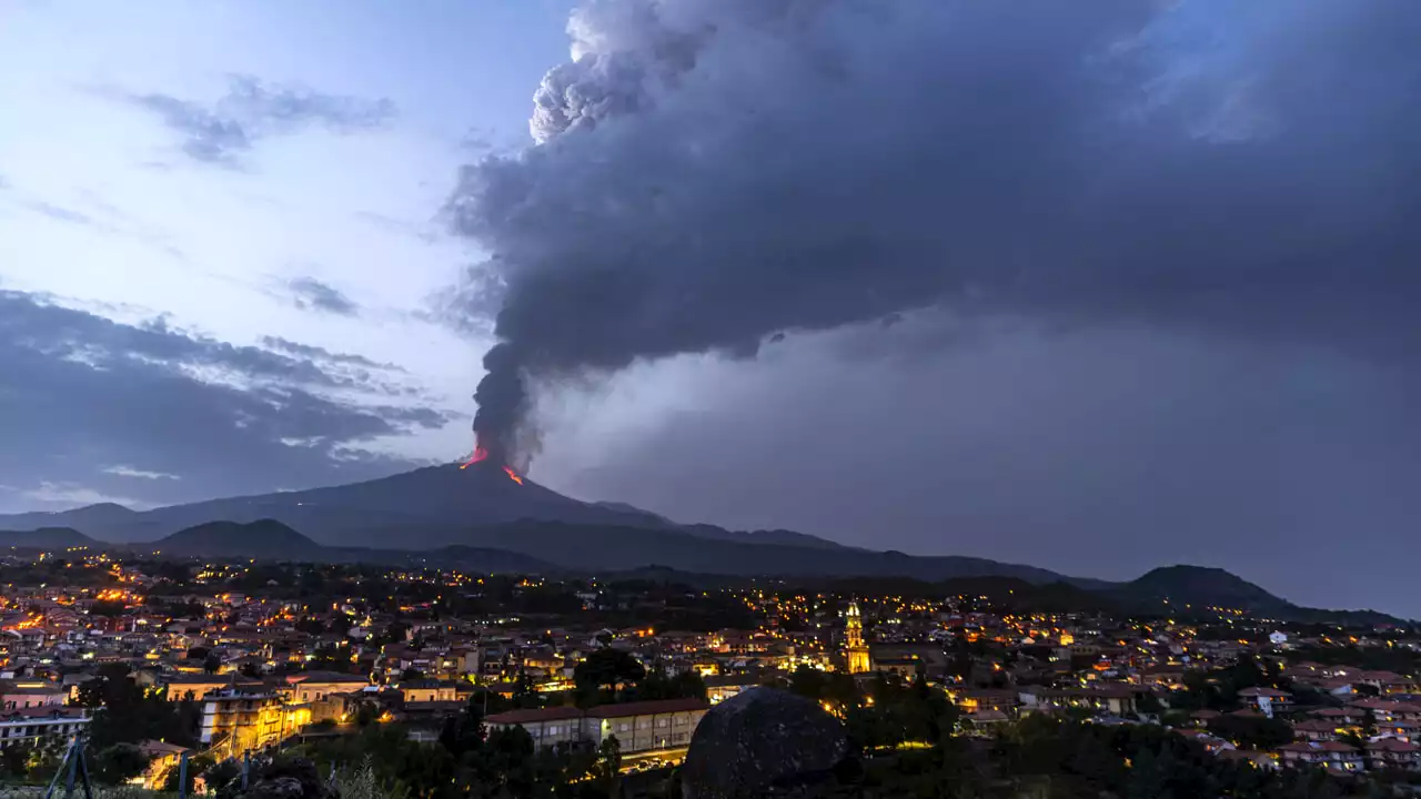 L'Etna erutta: chiuso l'aeroporto