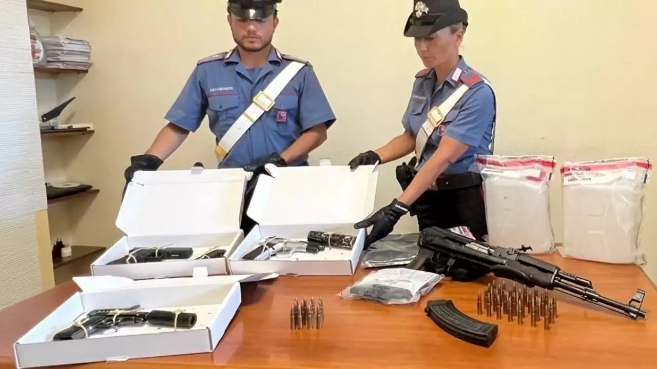 Un'arma da guerra russa, quattro pistole e duecento colpi: l'arsenale scovato in un furgone