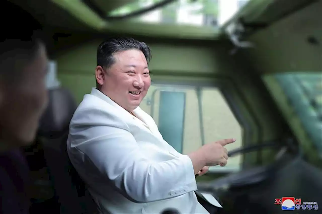 Kim Jong-un ordena aumento da produção de mísseis