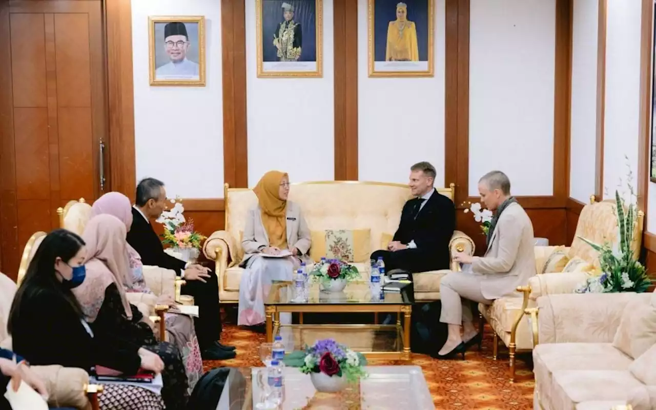 Dr Zaliha receives courtesy call from Swedish ambassador