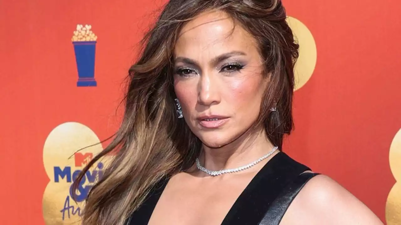 J.Lo Just Nailed the Perfect Nude Lip on the Red Carpet