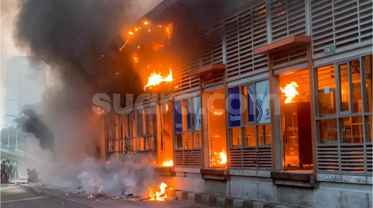 BREAKING NEWS! Halte Transjakarta Tendean Kebakaran, Api Masih Berkobar! - Suara.com