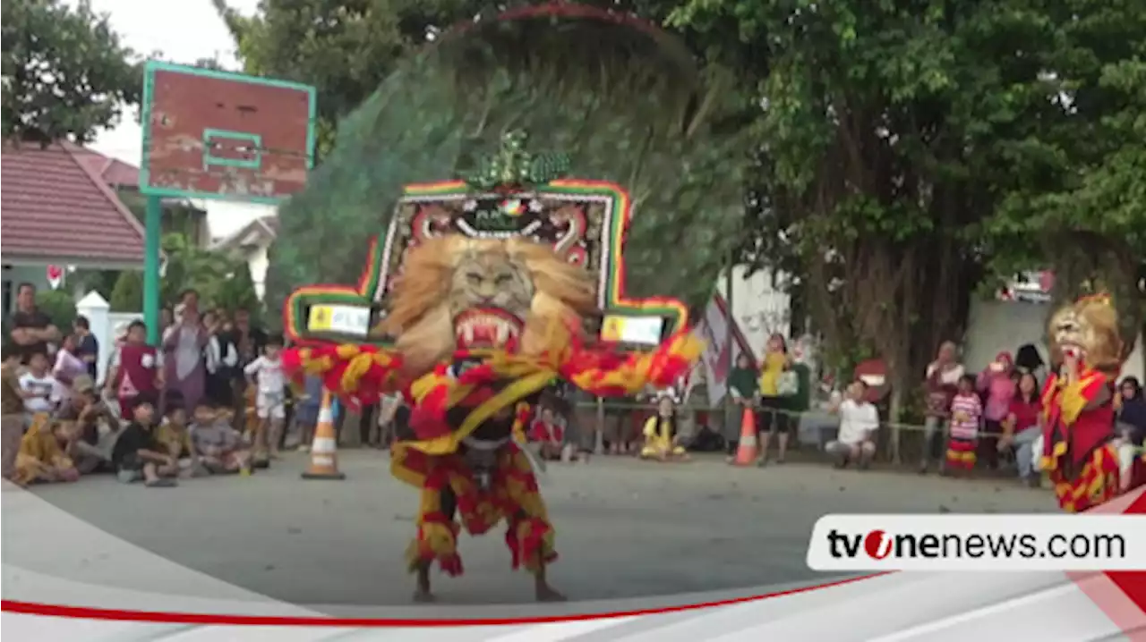 Rayakan HUT Kemerdekaan RI, Warga di Surabaya Dihibur Kesenian Reog Ponorogo dan Bazar UMKM Merah Putih