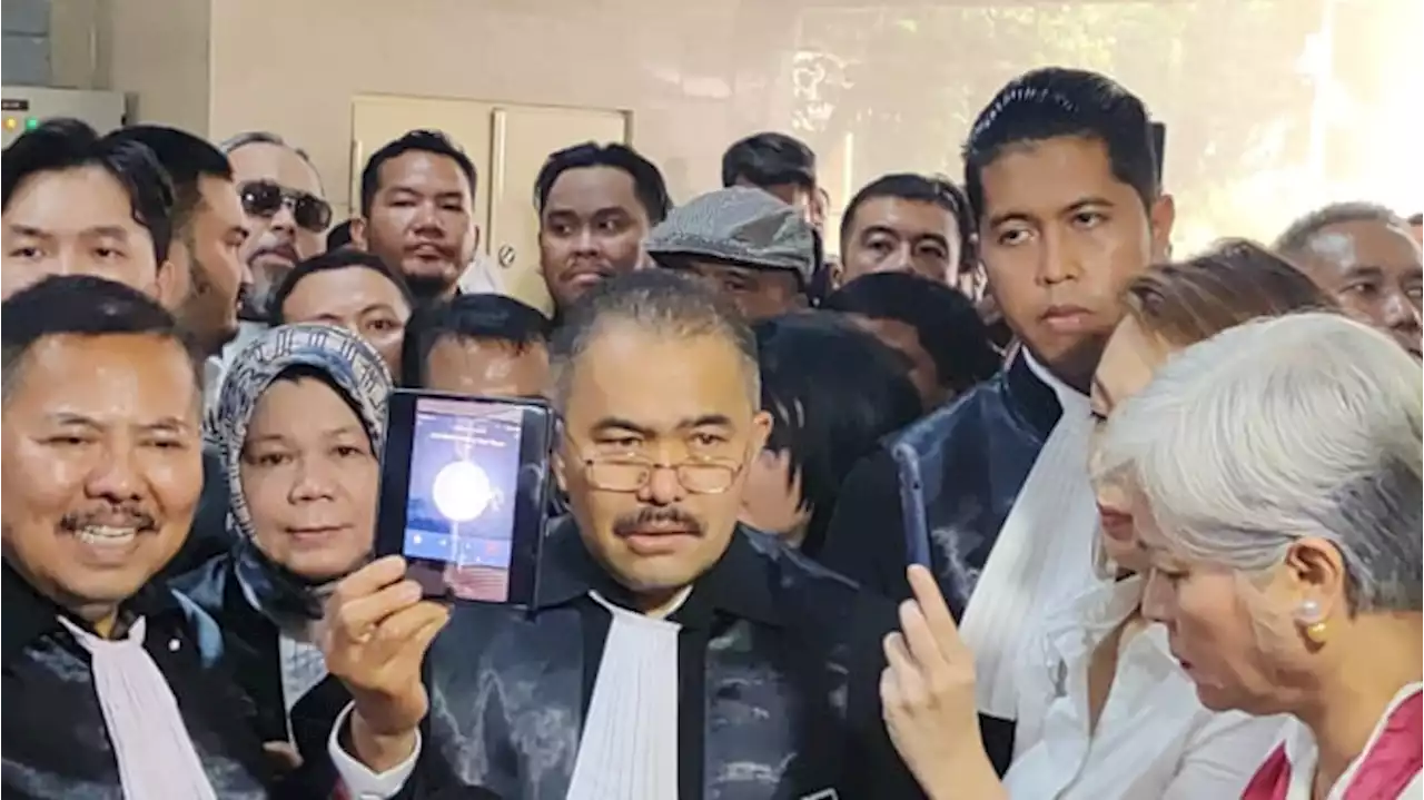 Kamaruddin Simanjuntak Penuhi Panggilan Bareskrim Pakai Toga Advokat