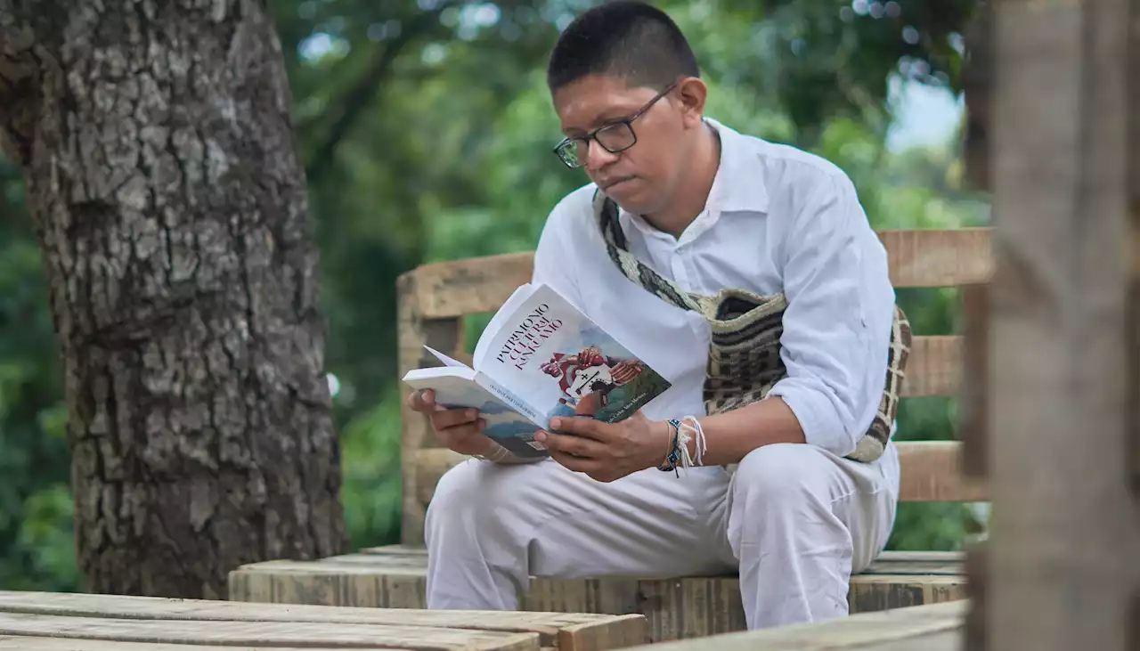 El líder kankuamo Souldes Maestre, premio nacional a la labor bibliotecaria 2023