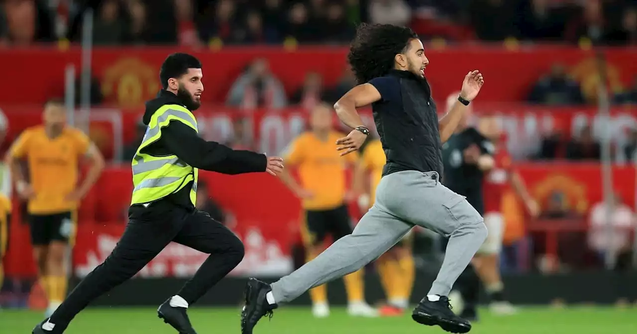 Video: un hincha invadió la cancha y salvó al United