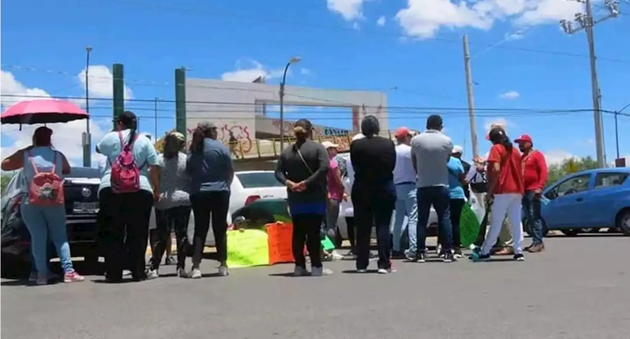 Bloquean Carretera 57 por desaparición de conductor de aplicación en La Pila, San Luis Potosí