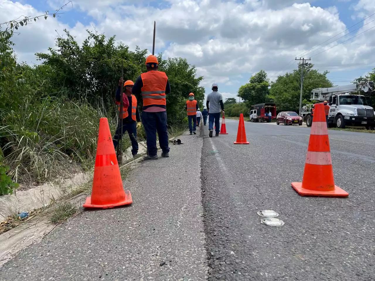 Inicia instalación de alumbrado público en Vía Caracolí