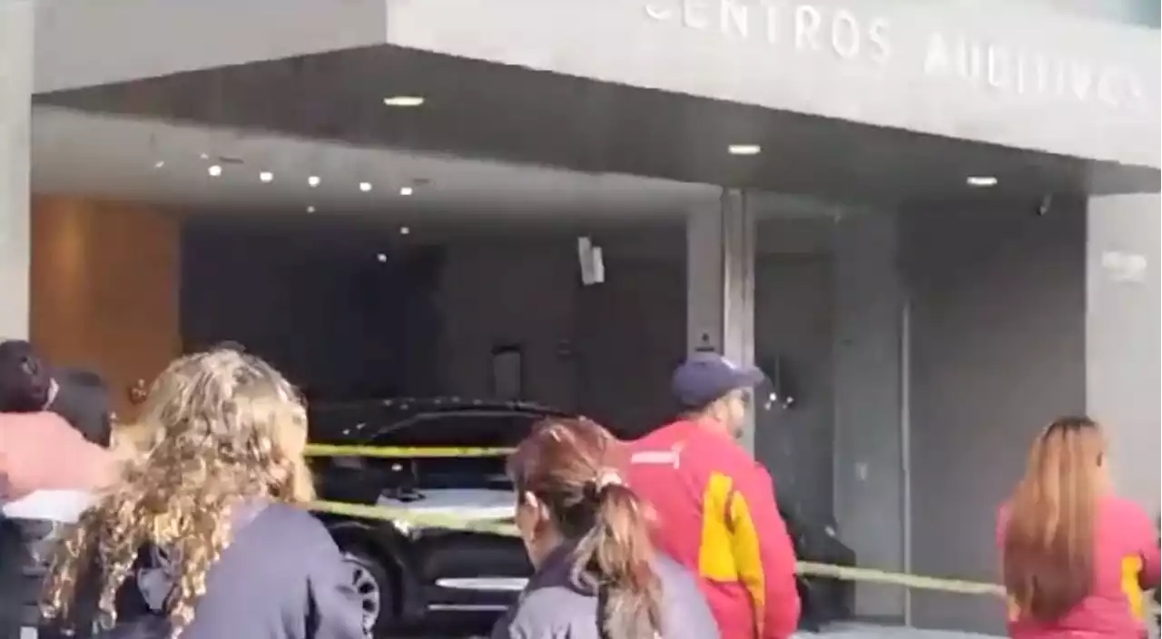 Confuso accidente en Bogotá: lujoso carro terminó dentro de establecimiento comercial