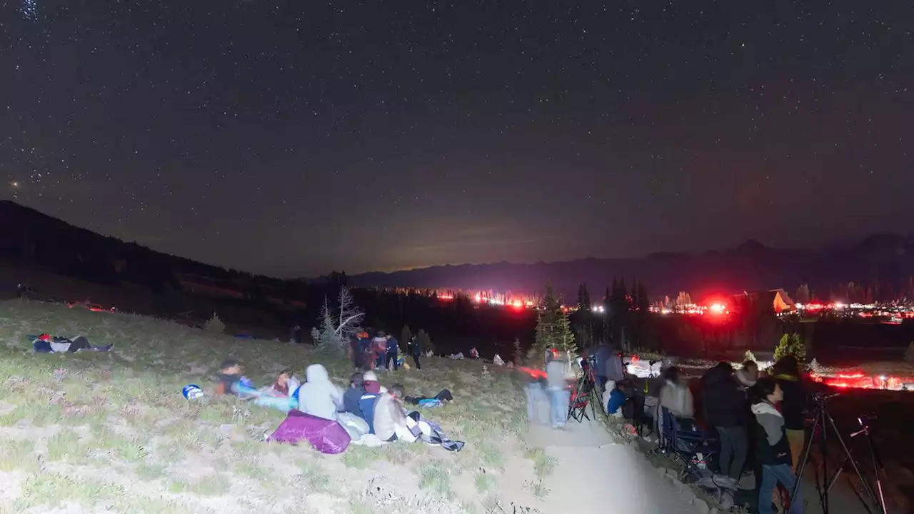 ‘Absolutely ridiculous’: Stargazers trample Mt. Rainier National Park, says photographer