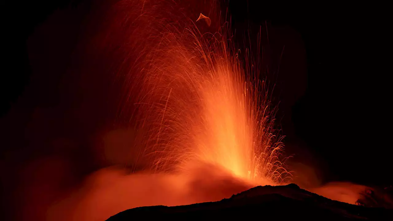 El cierre del aeropuerto de Catania, ampliado hasta mañana por la erupción del Etna