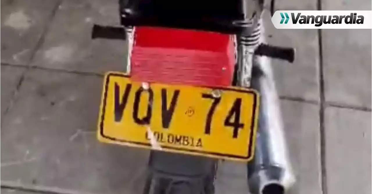 En video: De esta forma el hampa falsifica las placas de las motos para cometer atracos en Bucaramanga