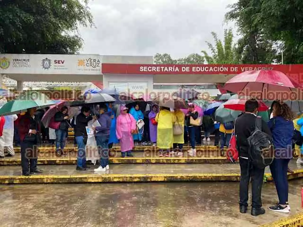 SEV no paga deudas; jubilados y pensionados toman la dependencia