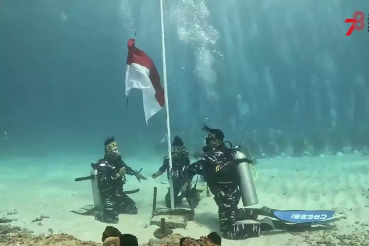 Lantamal X Jayapura Kibarkan Bendera Merah Putih Di Bawah Laut