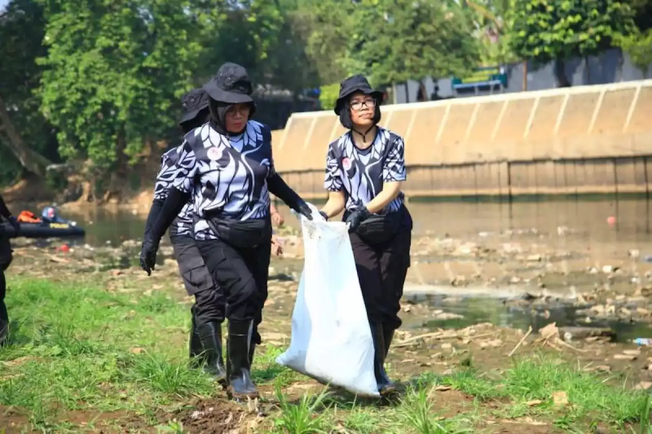 Polwan angkut 4 kuintal sampah dari Sungai Ciliwung