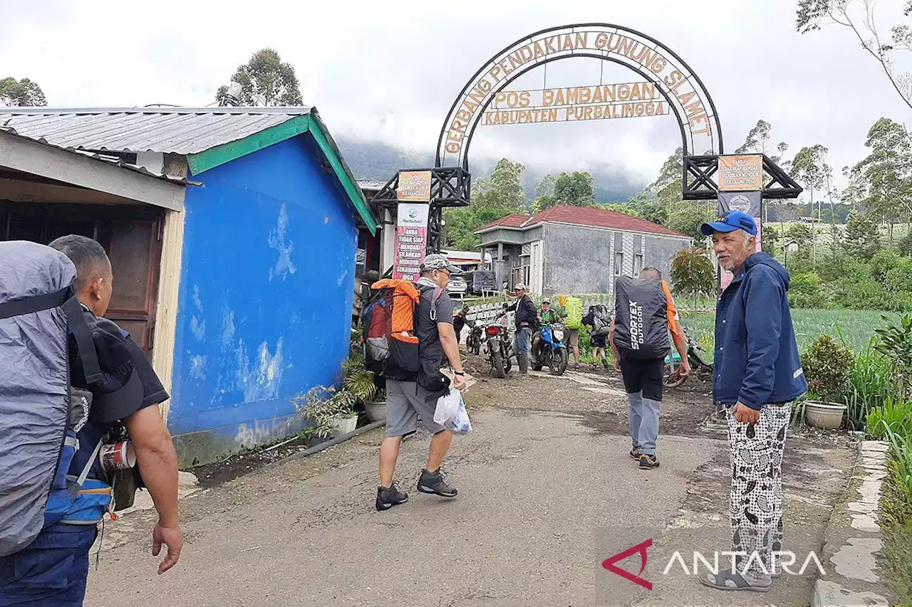 Ratusan pendaki peringati HUT Ke-78 RI di Gunung Slamet