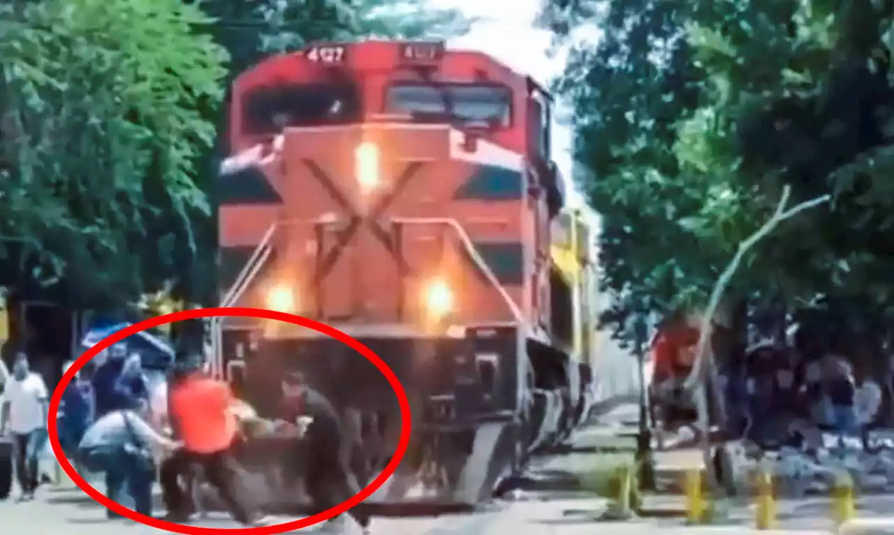 ¡En el último segundo! Salvan a hombre en silla de ruedas de ser arrollado por el tren