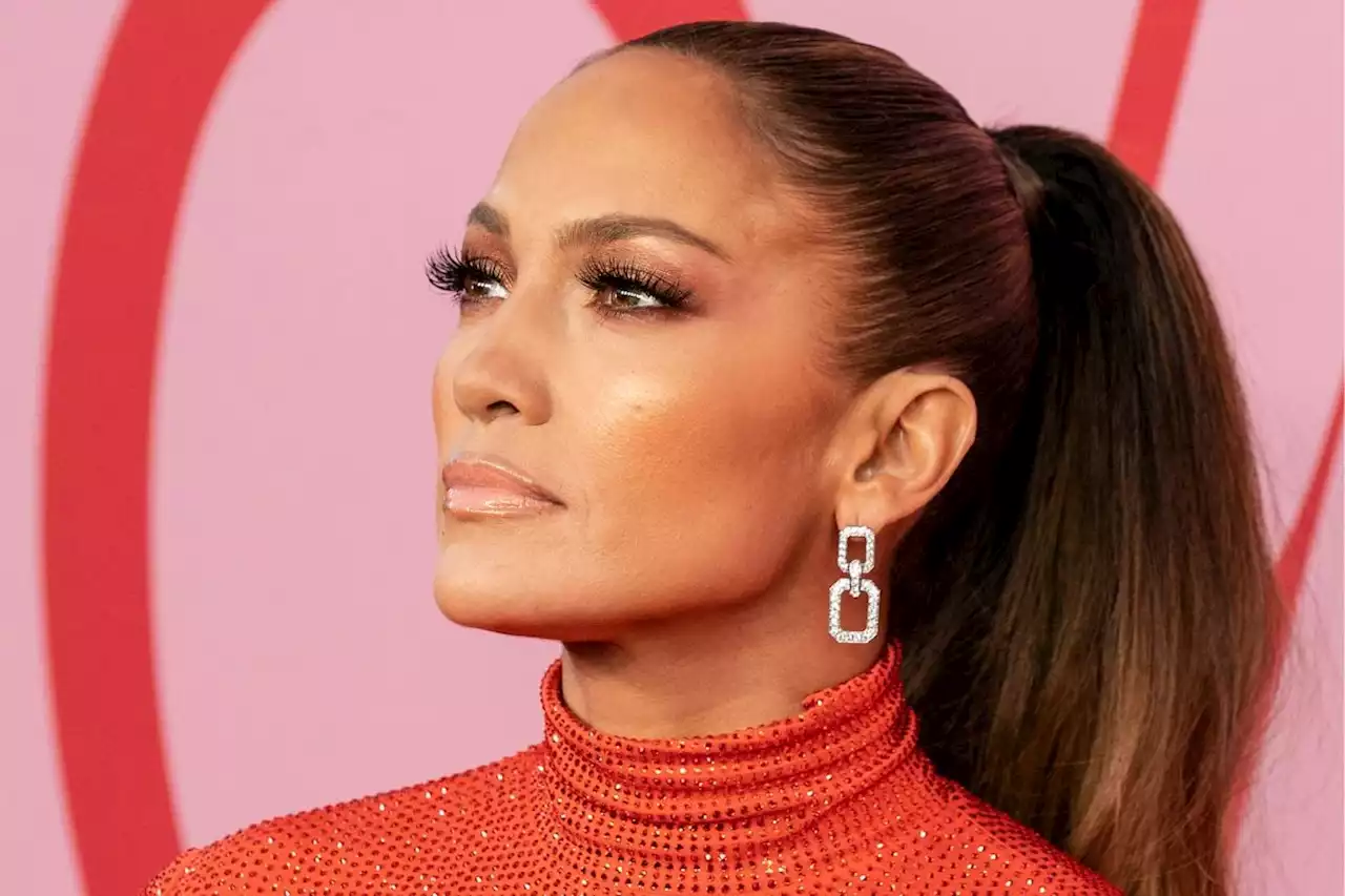 Jennifer Lopez, 54 ans, s’affiche sans filtres ni maquillage sur Instagram et dévoile sa routine beauté