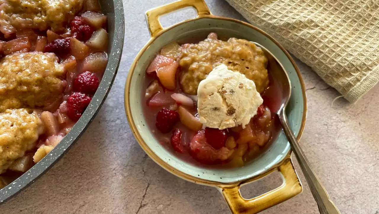 Günstiges Rezept für Pfirsich-Grunt: Ein nordamerikanisches Dessert ohne Backofen