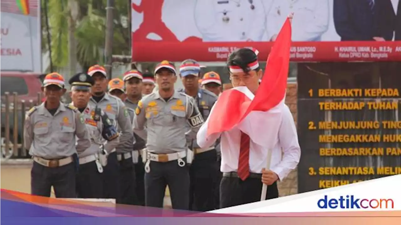 Pria Kalungkan Merah Putih ke Anjing Bebas, Ikut Apel Kebangsaan-Cium Bendera