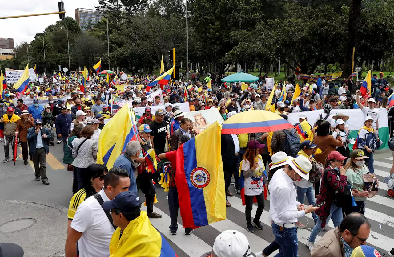 En distintas ciudades marchan contra gobierno de Gustavo Petro