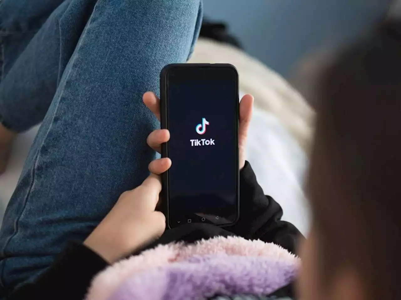 TikTok is a swamp of bad financial advice, and experts are fighting back