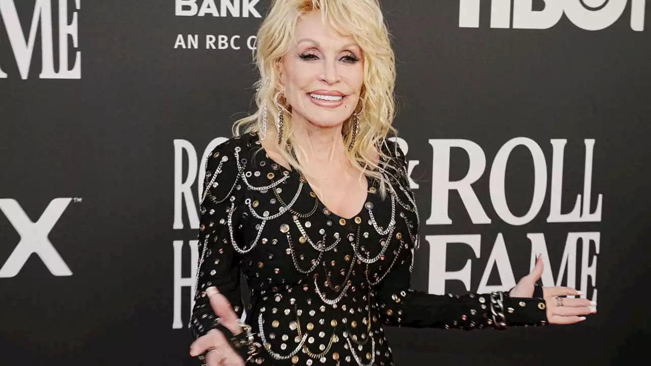 Dolly Parton visits Washington state as 65,000 kids enroll in her free book program