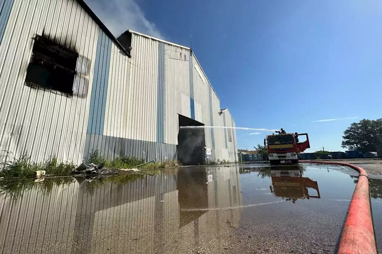 Incendie dans un centre de traitement des déchets à Alès : 'Le feu est fixé mais il faudra plusieurs jours pour le noyer'