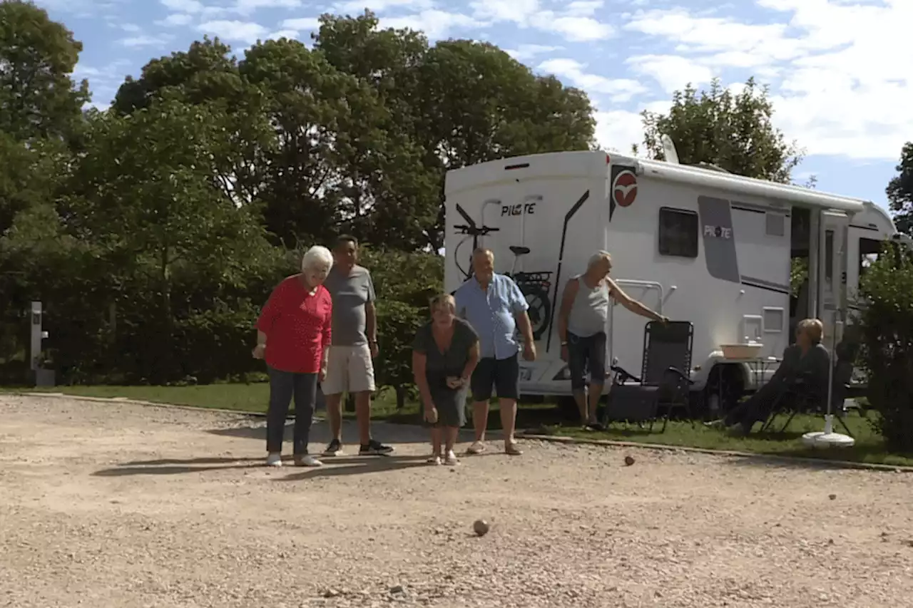 INSOLITE. 'Il y a deux moments principaux dans le camping : les boules et l'apéro !' Un couple de l'Eure transforme son jardin en aire de camping-car