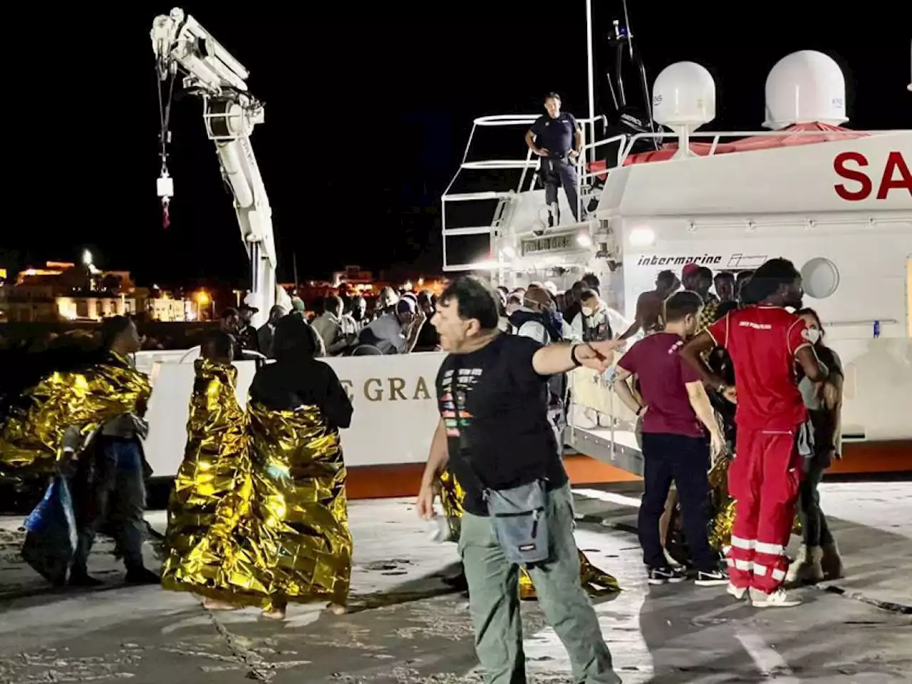 Bus si ferma nella stazione di servizio: così i migranti si danno alla fuga nelle campagne