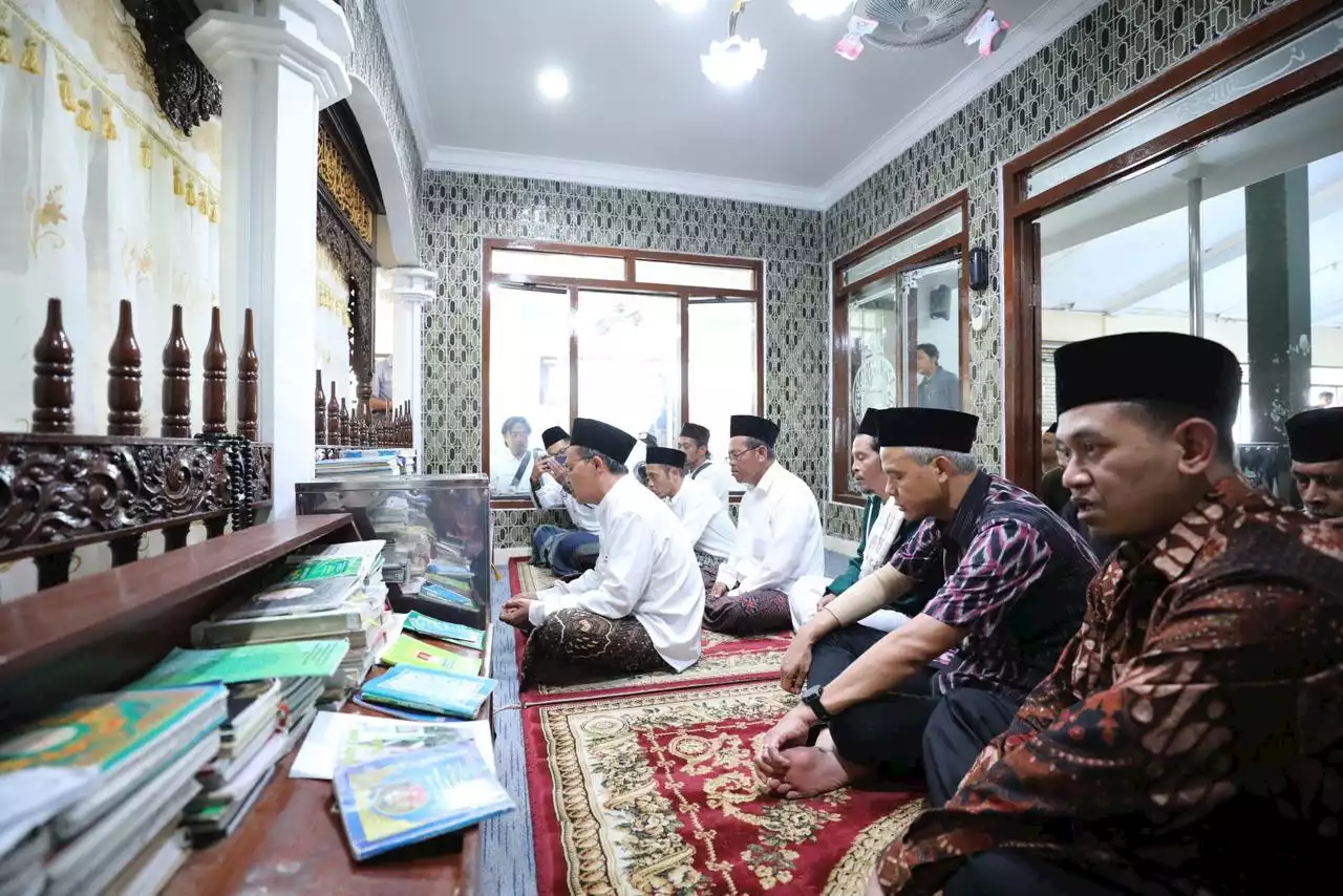 Ganjar Ziarahi Makam Mbah Dalhar Untuk Belajar Cara Mencintai Indonesia