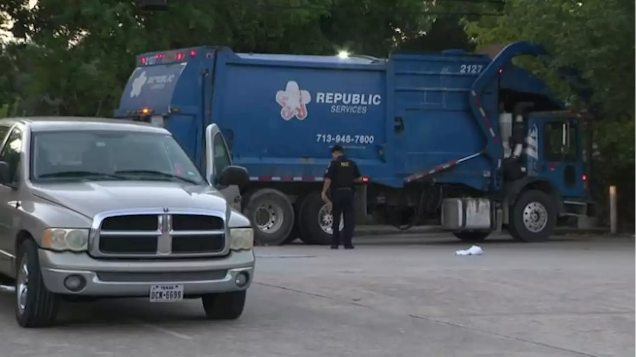 Garbage truck driver accidentally runs over woman lying in northwest Houston restaurant parking lot