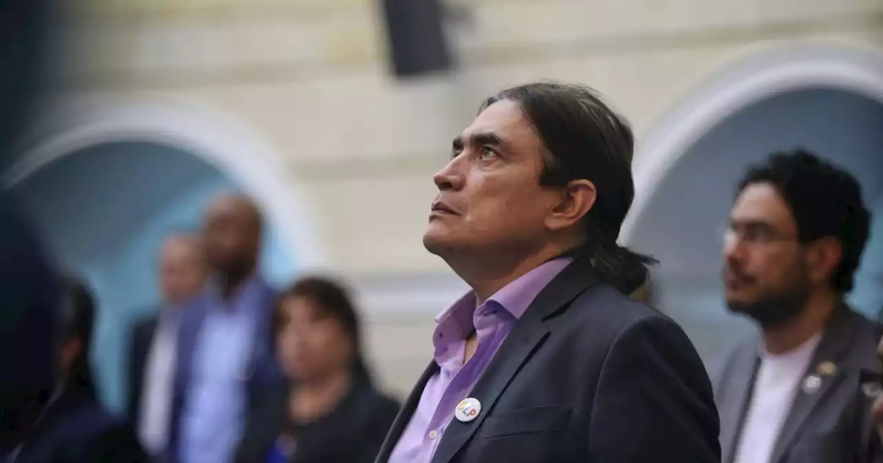 CNE acepta demanda de nulidad de inscripción de Gustavo Bolívar como candidato