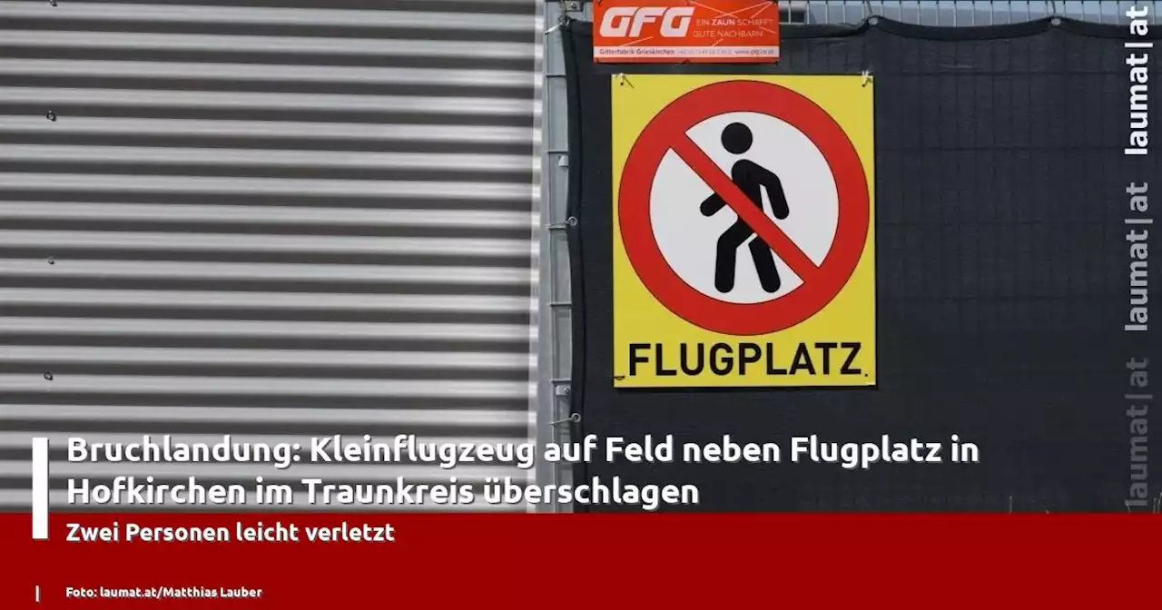 Bruchlandung: Kleinflugzeug auf Feld neben Flugplatz in Hofkirchen im Traunkreis überschlagen