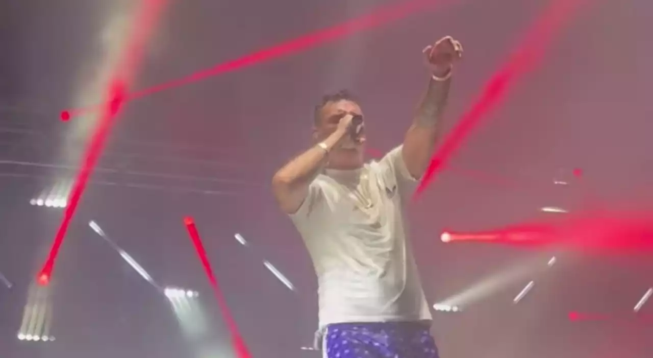 Elodie e Marracash di nuovo insieme. Lei in prima fila al suo concerto. Ecco le foto