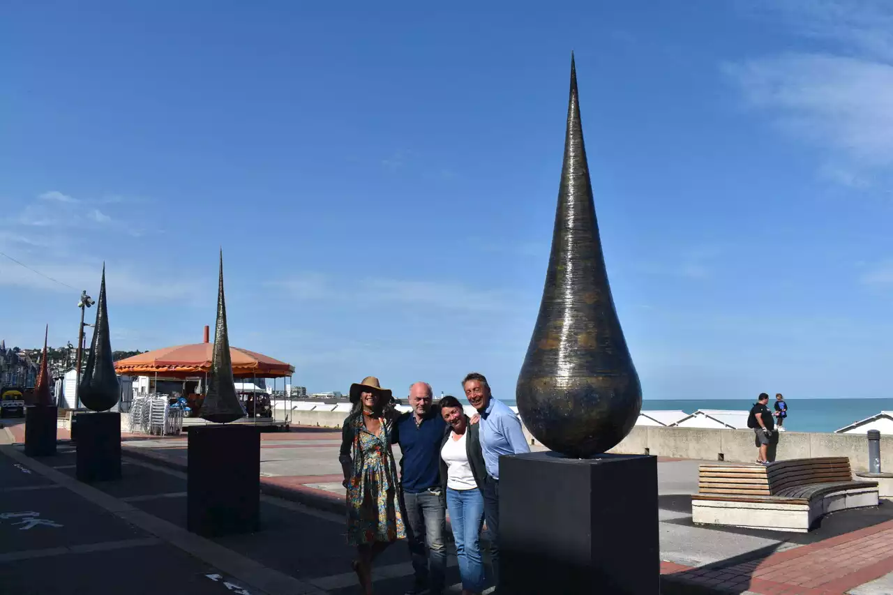 Xavier Boggio présente ses gouttes et ses culbutos géants sur l'esplanade de Mers-les-Bains