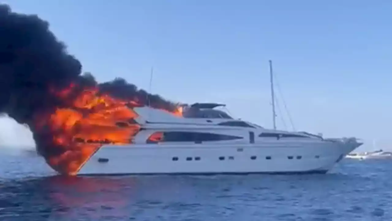 VIDÉO. Les images impressionnantes d'un yacht de luxe de près de 30 mètres en feu près d'une plage des Baléares